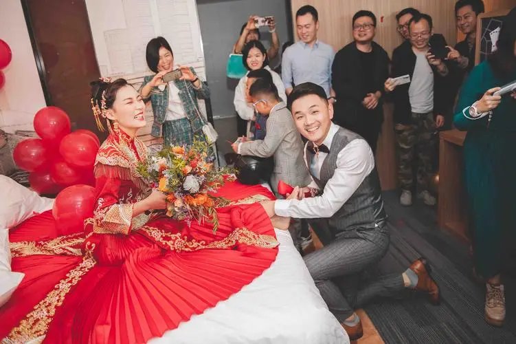 襄阳新郎接亲时被绑树上狂泼面粉，这是种什么样的习俗？