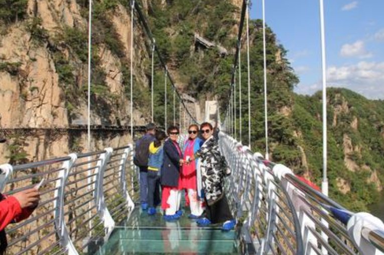 辽宁虎谷峡玻璃栈道发生事故, 具体是什么原因?