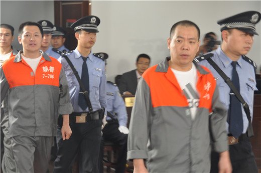 导演鄢颇为什么会被人持刀砍至重伤？幕后元凶究竟是谁？