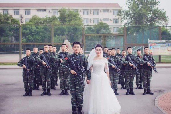 安徽民警明知对方是现役军人的配偶而与之同居的行为,应该收到怎样的处罚?