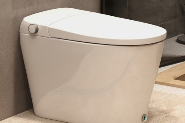 湖南长沙一女生上厕所时马桶突然炸裂，女孩是否有因此受伤？