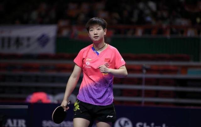 刘国梁机场化身孙颖莎保镖,她在团队中到底有多受宠?