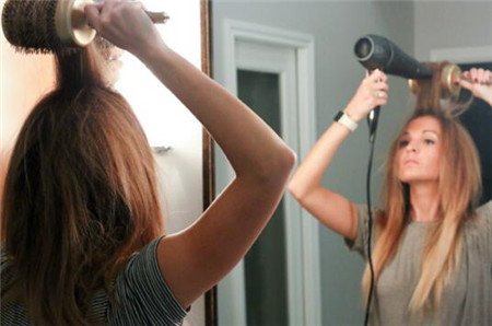 电吹风通风口被堵20秒就可起火,应该怎么使用电吹风才是正确使用方法?