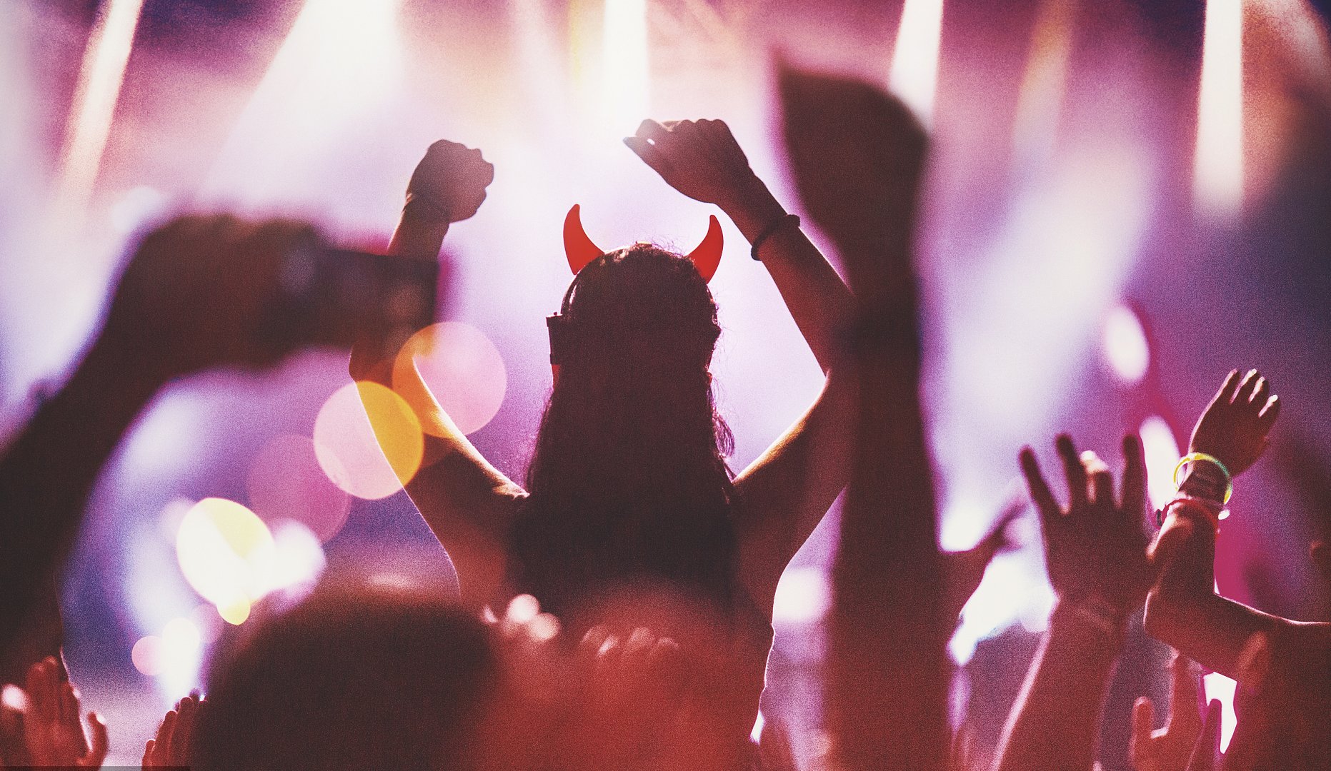 娱乐圈频爆丑闻，央视连发五篇“央视网评”，你对此有何看法？