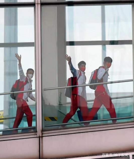 首批奥运健儿回国,首金杨倩惹眼,红白配色太霸道,气场是不是能震碎屏幕?