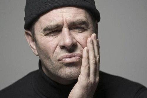 上门牙的缝越来越大,怎么办?