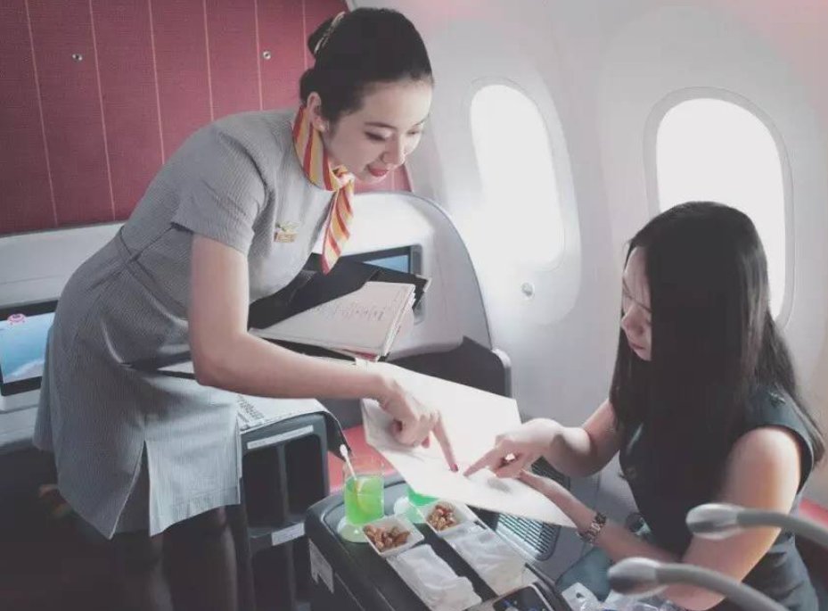 在飞机头等舱内，男子侮辱空姐，你如何看待男子的这一行为？