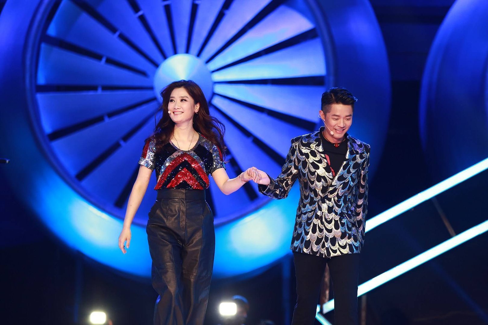 《海底》原唱回应凤凰传奇，他们对于歌曲的演绎有何不同？