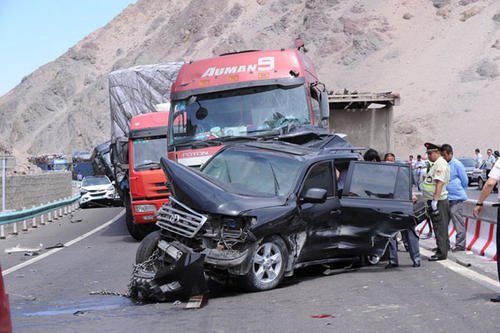 陕西高速40余辆车相撞10余车起火,撞车的原因是什么?