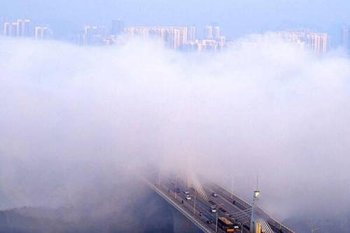 陕西高速40余辆车相撞10余车起火,撞车的原因是什么?