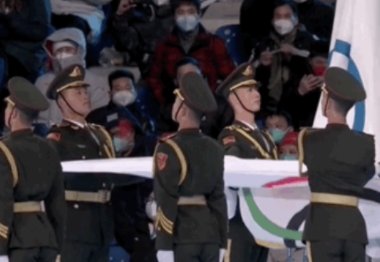 闭幕式旗手脸上挂着泪痕，这一幕为何令人破防？