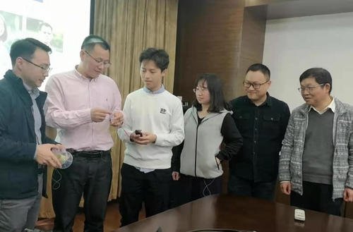 复旦团队自主研发显示织物，是什么使织物拥有了显示特性？