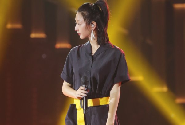 对于唐一菲演艾莉引发的争议，黄奕有何回应？