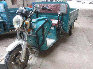 河北老人骑三轮剐蹭汽车后，拿出零钱里最大的两张赔偿，车主当时有何反应？