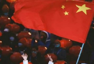 闭幕式旗手脸上挂着泪痕，这一幕为何令人破防？