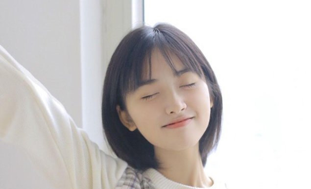 沈月和男生牵手被拍，两人共骑一车还未戴头盔，感情有多好？