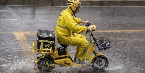 外卖小哥凌晨送餐坠入深坑，自己强撑着打了求助电话，他们的工作有多辛苦？