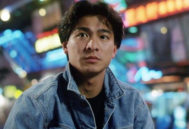 那个曾红极一时的EXO，却满脸不屑单手接过刘德华颁奖，现状如何？