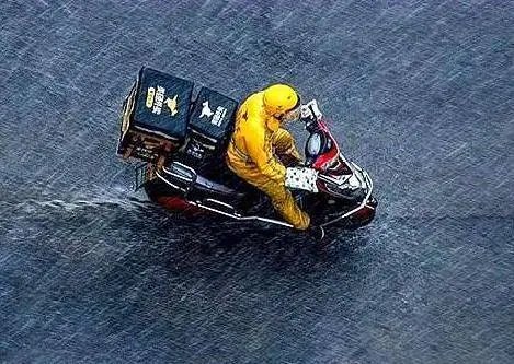 外卖小哥凌晨送餐坠入深坑，自己强撑着打了求助电话，他们的工作有多辛苦？