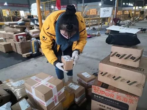 疫情期间尽量不要把快递外包装带回家,这是为什么?