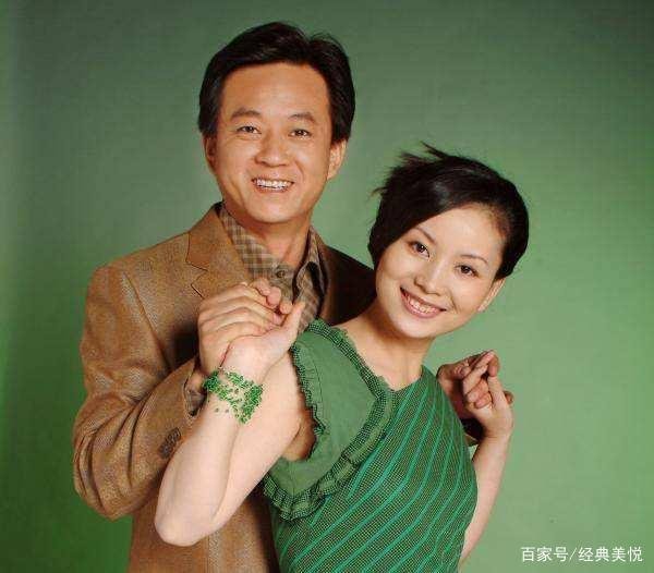 54岁默默离开央视后，妻子又被讨伐，朱军近况如何呢？