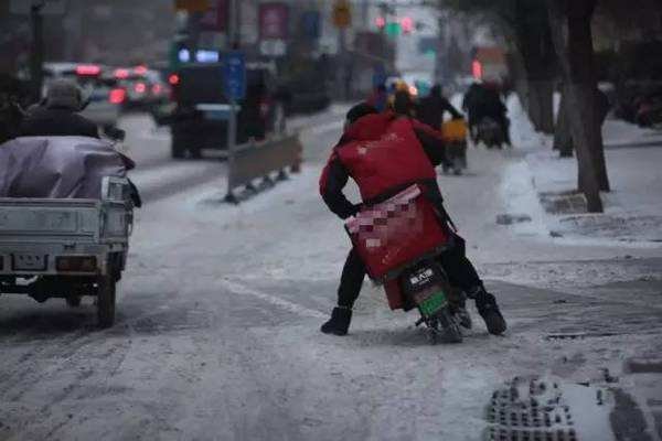 司机肇事逃逸被外卖小哥劝回，如何评价外卖小哥的行为？