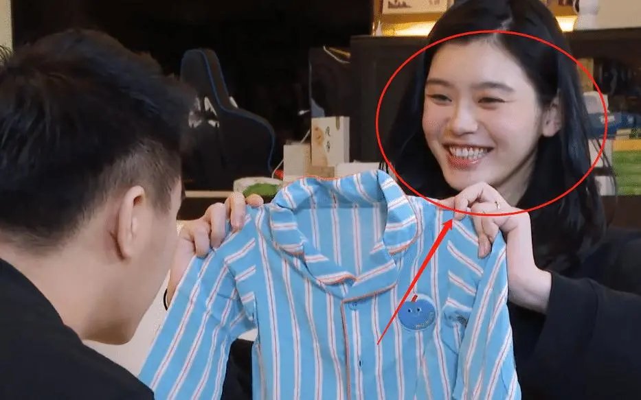 何猷君奚梦瑶上海豪宅内景曝光,为何网友纷纷留言“贫穷限制了想象”?