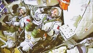 王亚平秀太空吃饺子，飘进嘴里，在太空吃东西是一种怎样的体验？