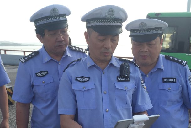 广州一男子持刀砍伤3人,警方当场开枪控制,凶手与伤者之间有何关系?