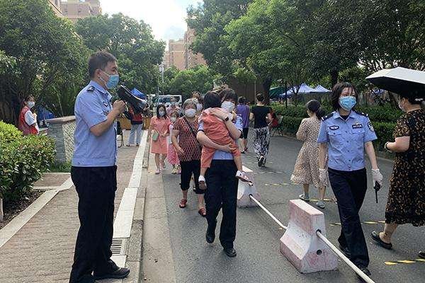 上海小区居民回应居委会殴打两女子,该事件的具体详情是怎样的?