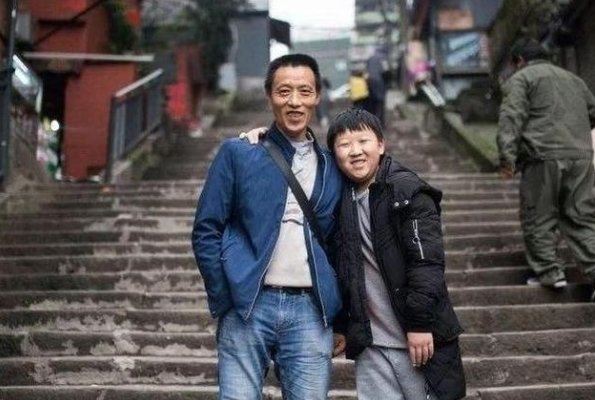 十年前因为一张照片走红，棒棒父子现状如何？