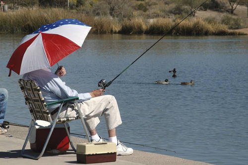 渔场凌晨上百人排队抢钓位，为什么那么多人喜欢钓鱼？