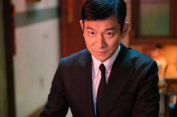 《人潮汹涌》由刘德华肖央主演,里面主要讲的什么故事?