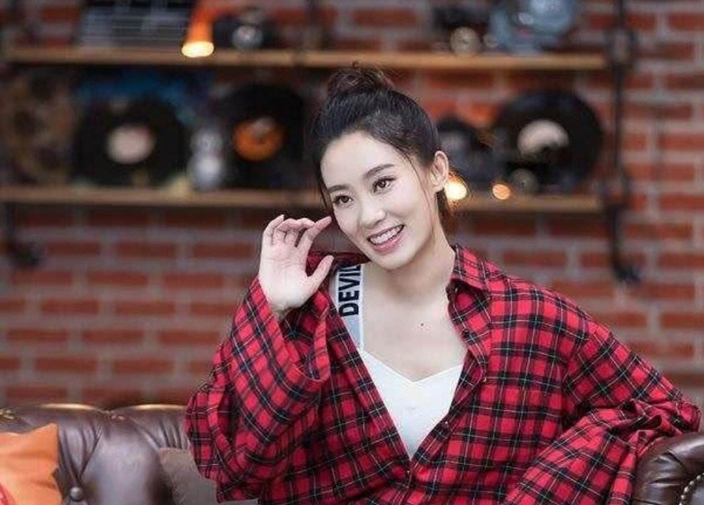 张小斐带贾玲冲浪，冲到一半沉下去，她们到底有多搞笑？