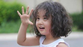 黄磊大女儿多多深夜晒旧照,现在的多多出落成什么模样了?