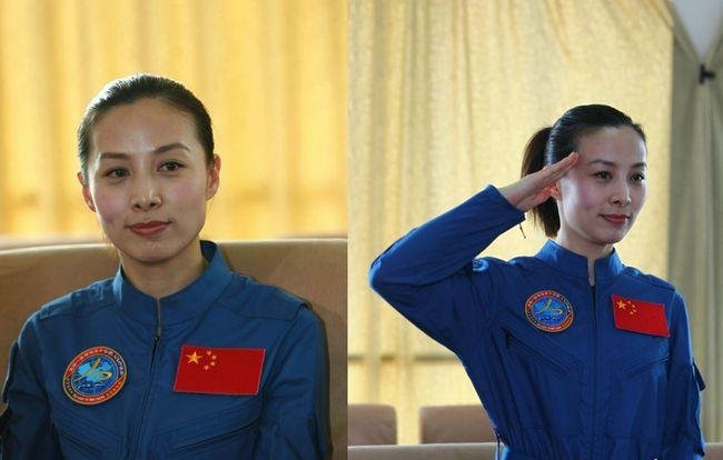 王亚平秀太空吃饺子，飘进嘴里，在太空吃东西是一种怎样的体验？