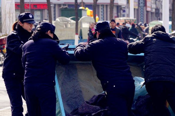 广州一男子持刀砍伤3人,警方当场开枪控制,凶手与伤者之间有何关系?