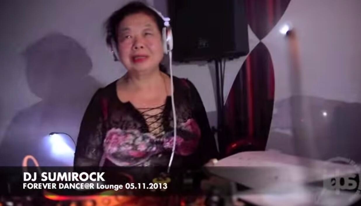 82岁奶奶蹦迪是什么情况?