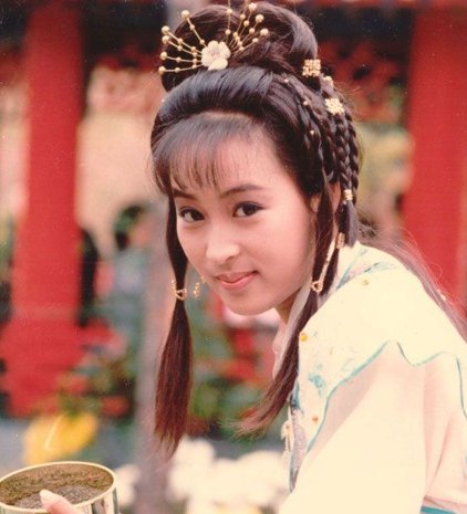 54岁黎美娴近照,美人迟暮变化大到认不出,息影嫁富商为啥做丁克?