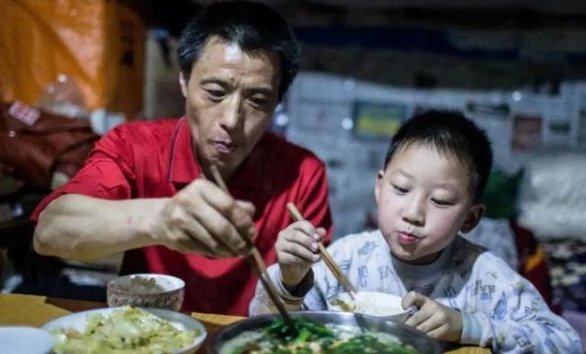 十年前因为一张照片走红，棒棒父子现状如何？