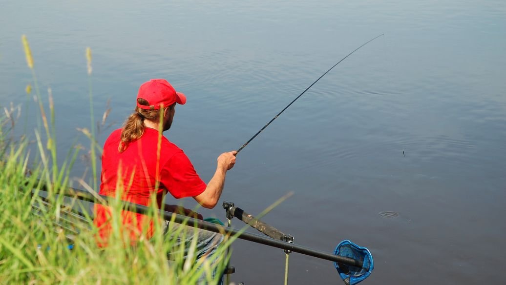 渔场凌晨上百人排队抢钓位，为什么那么多人喜欢钓鱼？