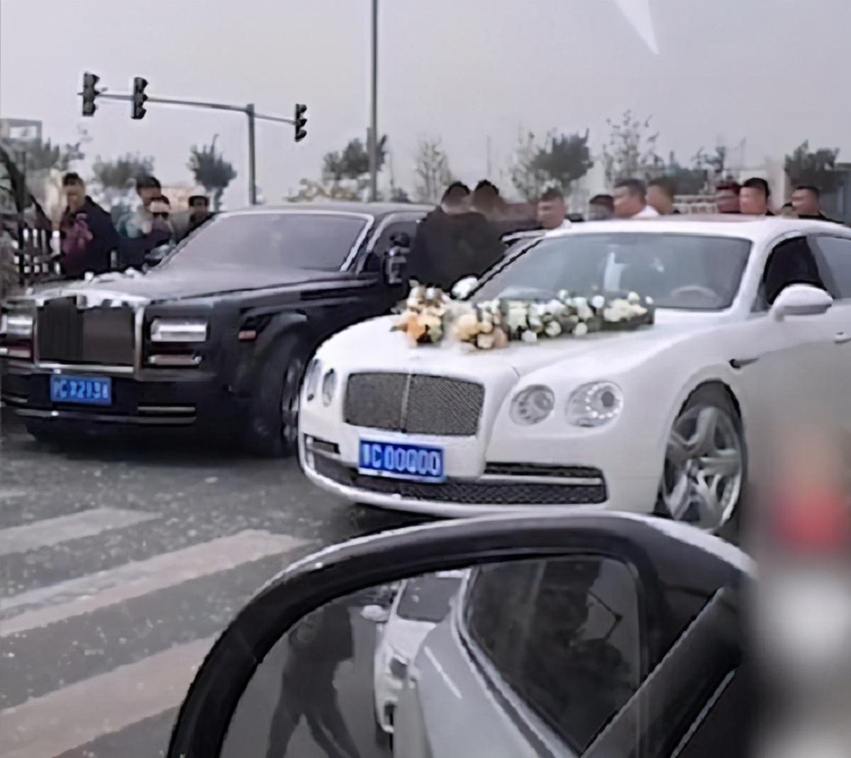 劳斯莱斯婚车与三轮车相撞，事故的经过是怎样的？