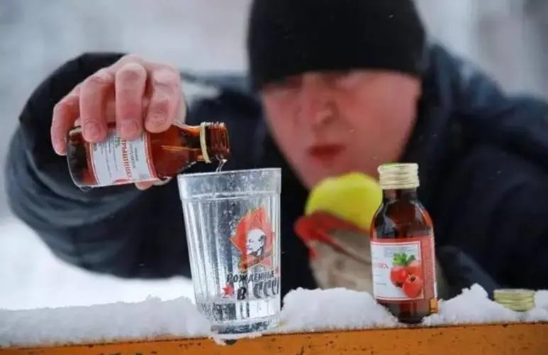 俄罗斯假酒中毒事件已致34死,这件事给予我们什么警示?