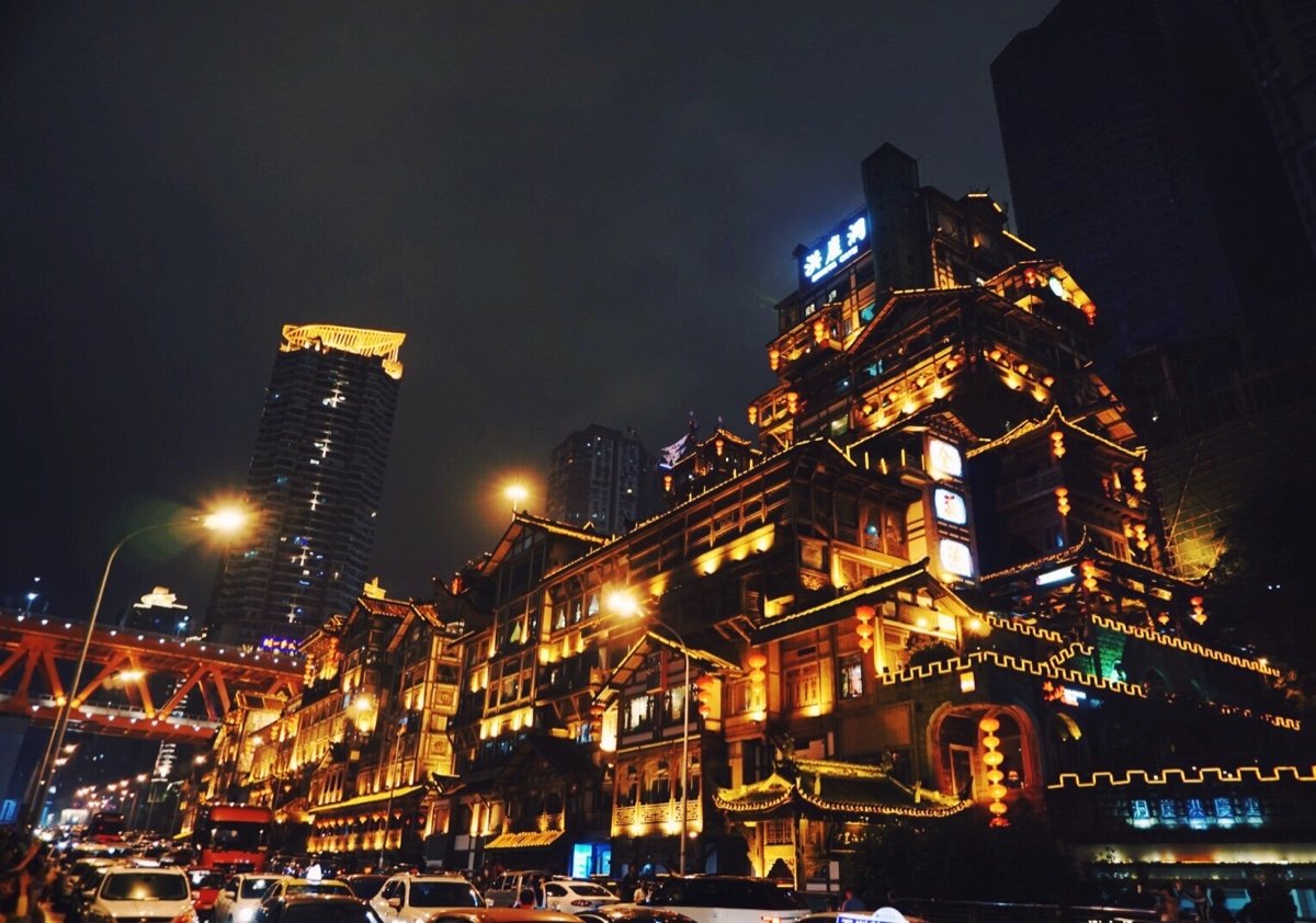 重庆洪崖洞为游客封路封桥,如此举动是否会引起当地市民反感?