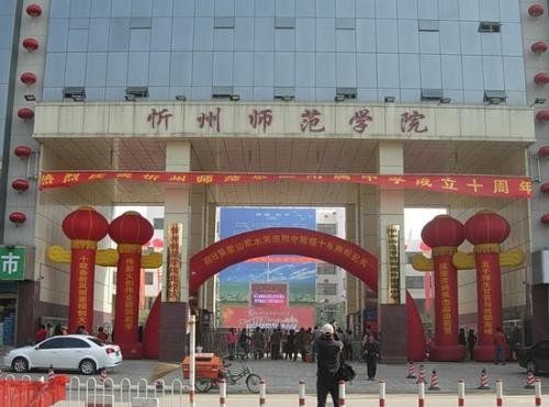 教师提离职被校方索赔42万，校方对此有何回应？