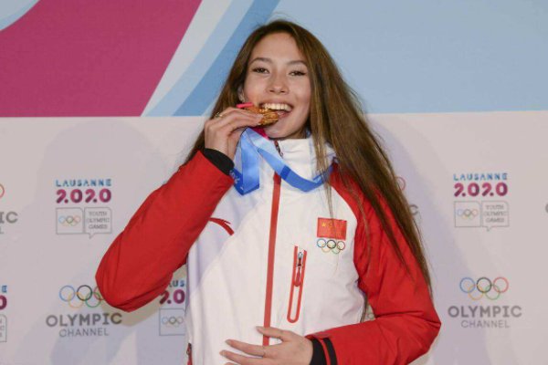 谷爱凌咬住金牌庆祝胜利,她为了胜利背后付出了什么?