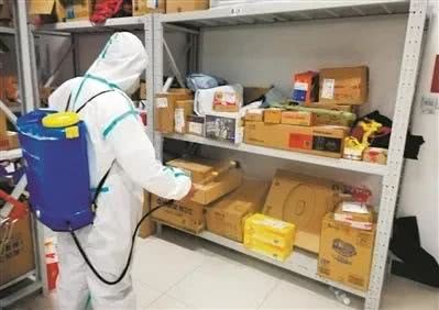 疫情期间尽量不要把快递外包装带回家,这是为什么?