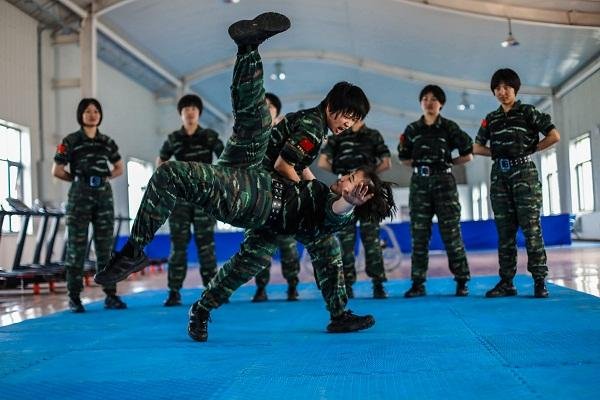 特战女兵三天两夜丛林战斗演练,对于女兵们的表现你有何评价?