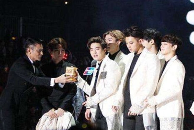 那个曾红极一时的EXO，却满脸不屑单手接过刘德华颁奖，现状如何？