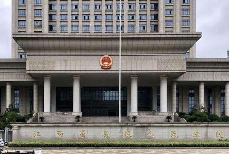 阜宁17岁男孩弑母后潜逃被抓获,该案件中都违反了哪些法律?